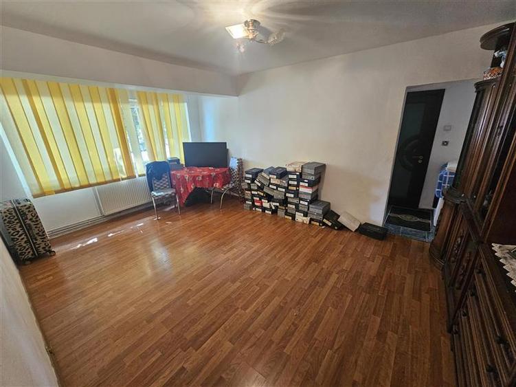 Apartament cu 3 camere semidecomandat, mobilat în Micro II
