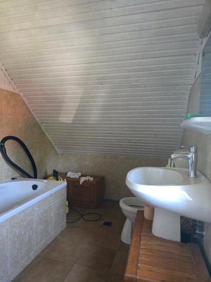 Casă individuală cu 4 camere cu Canalizare în Gruiu