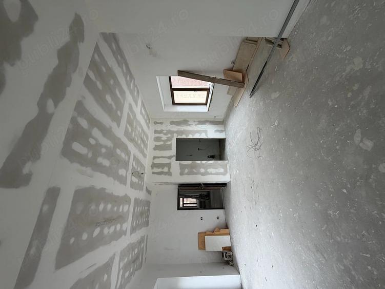 Casă cu 12 camere cu Teren 800 Mp în Bârz