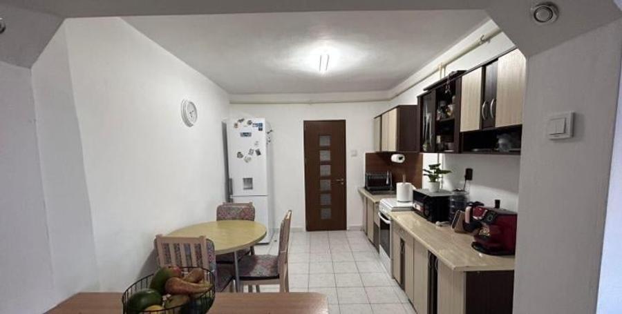 Apartament cu 4 camere decomandat, mobilat în Dacia