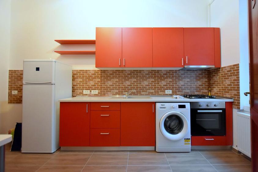 Apartament cu 3 camere semidecomandat, mobilat în Ultracentral