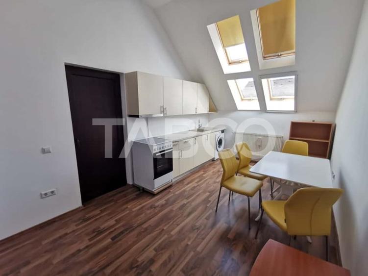 Apartament cu 3 camere semidecomandat, mobilat în Central