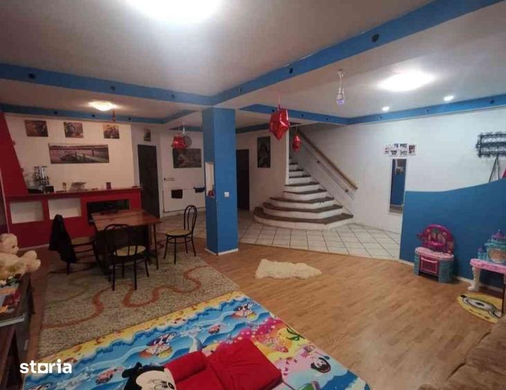 Casă cu 9 camere cu Teren 600 Mp în Central