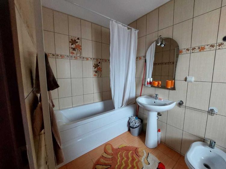 Apartament cu 3 camere decomandat în Florești
