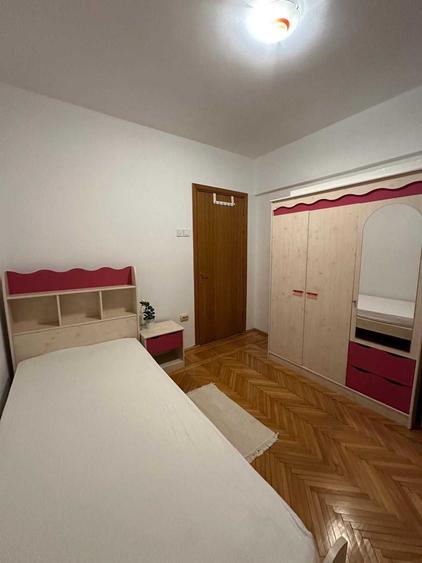 Apartament cu 3 camere semidecomandat în Grivița