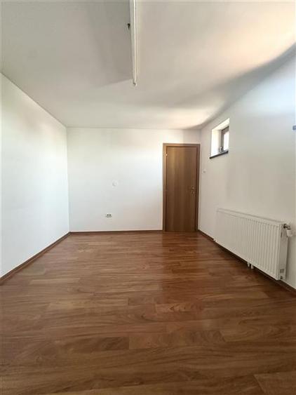 Casă individuală cu 8 camere cu Canalizare în Casa de Cultură
