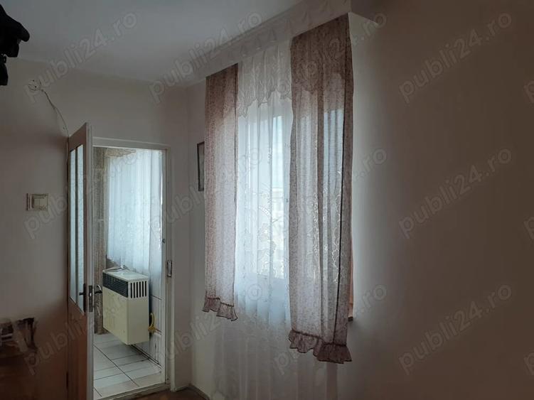 Apartament cu 3 camere semidecomandat în Hipodrom
