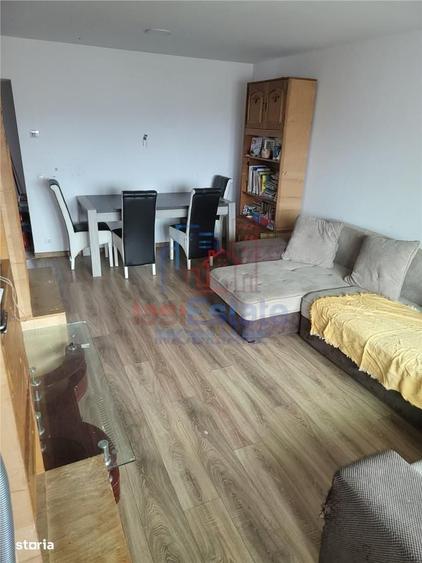 Apartament cu 4 camere decomandat în Nicolina
