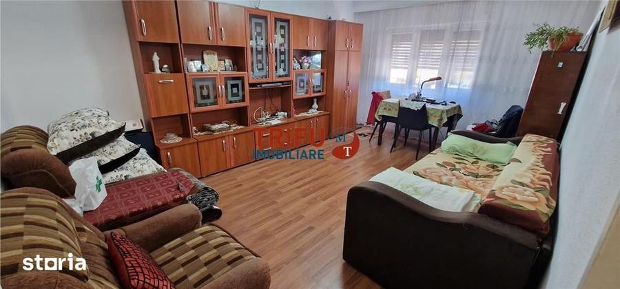 Apartament cu 3 camere decomandat în Cetate