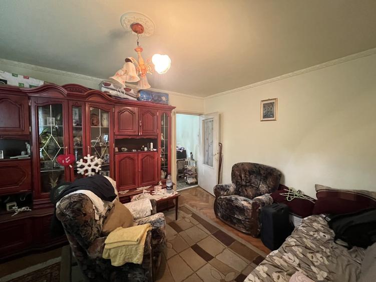 Apartament cu 3 camere nedecomandat, mobilat în Girocului