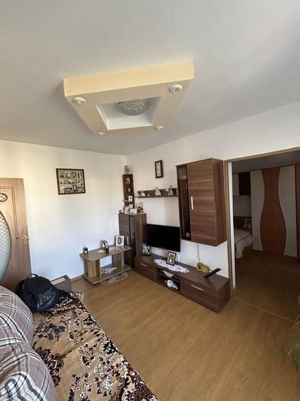 Apartament cu 3 camere semidecomandat în Trivale