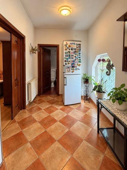 Casă cu 12 camere cu Canalizare în Central