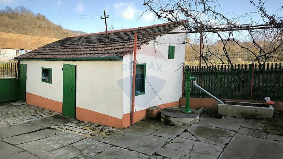 Casă cu 4 camere cu Teren 1084 Mp în Vale