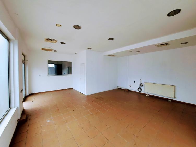 Spațiu comercial, de 18 mp, în Sântuhalm