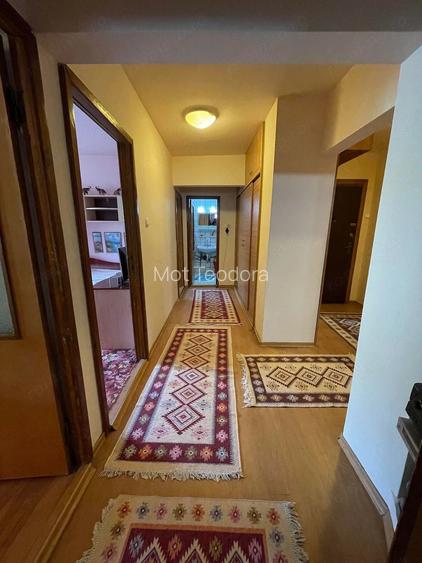 Se cauta 1 fata sau 2 fete pentru un apartament cu 4 camere 86 mp
