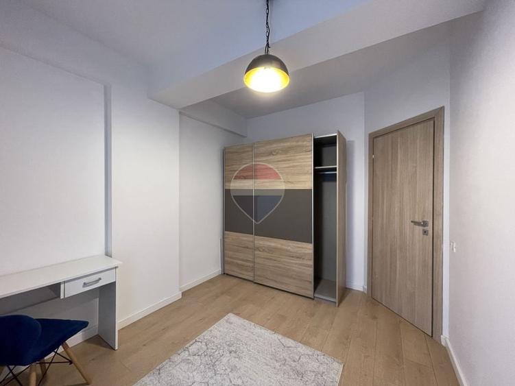 Apartament cu 3 camere semidecomandat, mobilat în Pipera