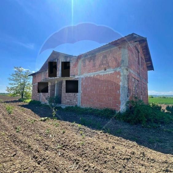 Casă individuală cu 5 camere cu Teren 4788 Mp în Filipești