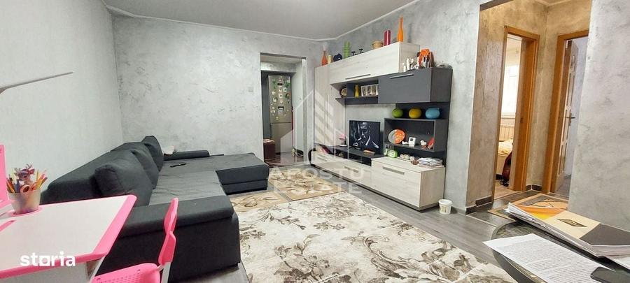 Apartament cu 3 camere semidecomandat în Micro 4