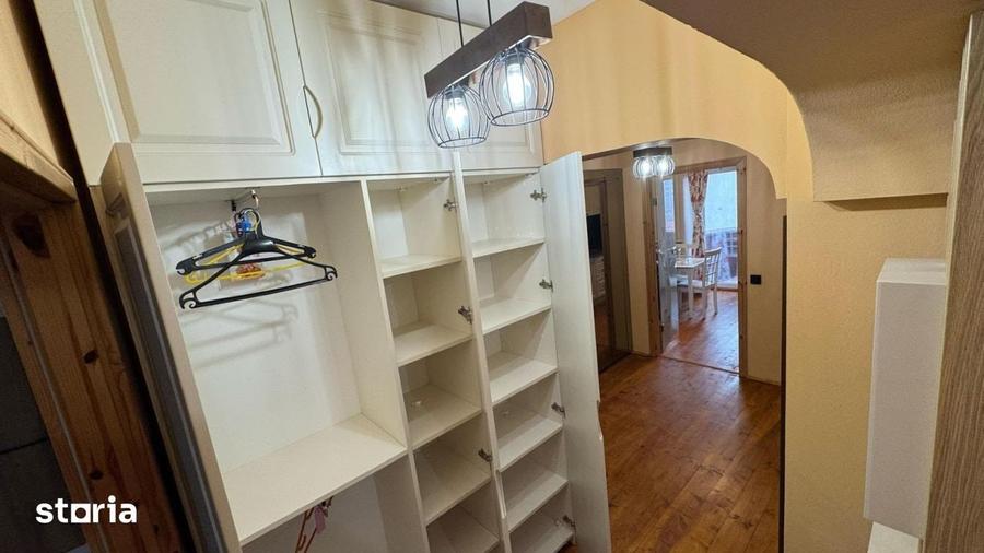 Apartament cu 3 camere în Craiovița Nouă