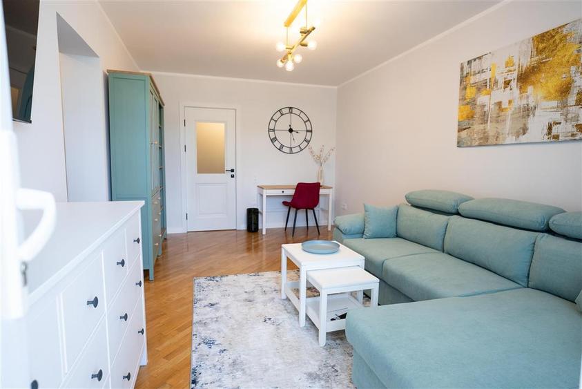 Apartament cu 3 camere semidecomandat, mobilat în Ultracentral
