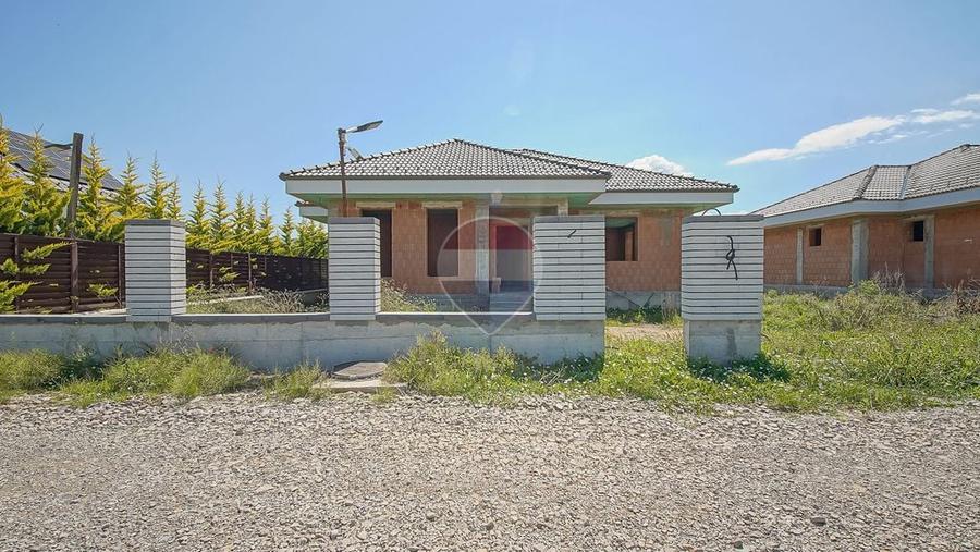 Casă cu 4 camere cu Teren 500 Mp în Cristian