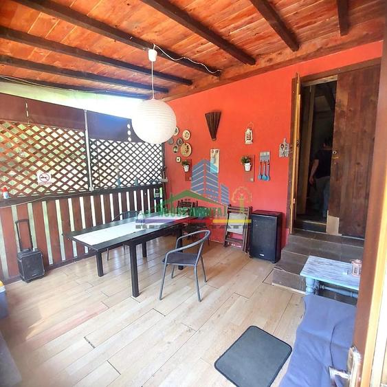 Casă cu 8 camere cu Teren 1050 Mp în Lepșa