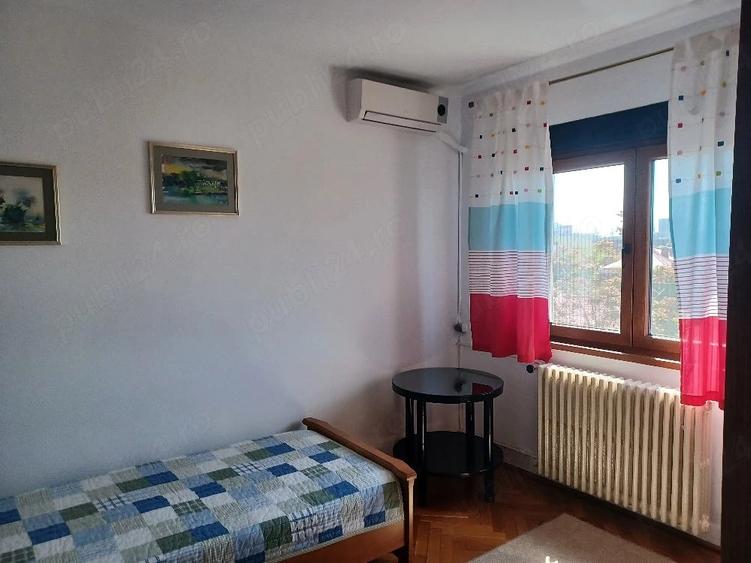 Apartament cu 3 camere semidecomandat în Centrul Civic
