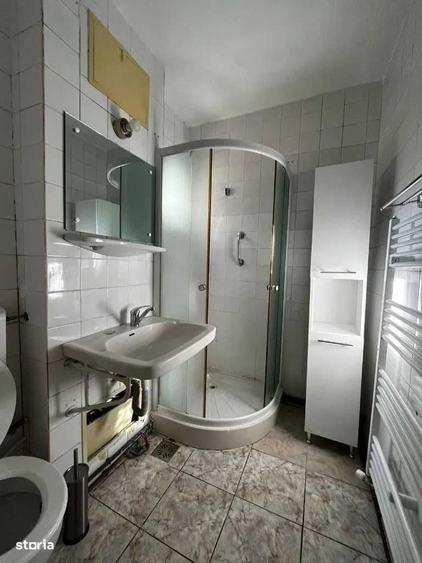 Apartament cu 4 camere semidecomandat în Podu Roș