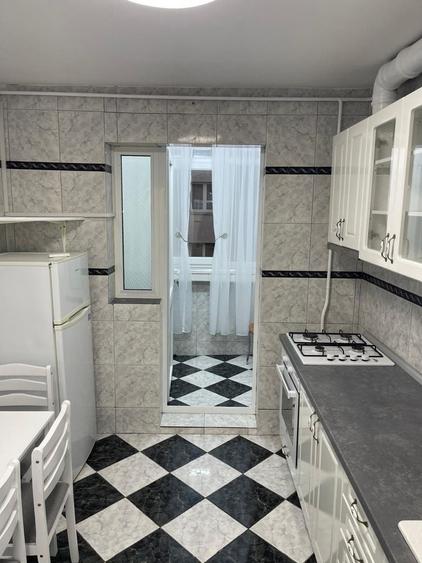 Apartament cu 3 camere decomandat în Dobroești
