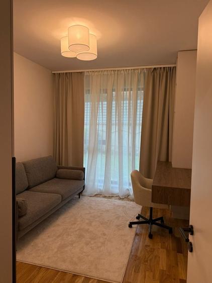 Apartament cu 3 camere semidecomandat, mobilat în P-ta Presei Libere