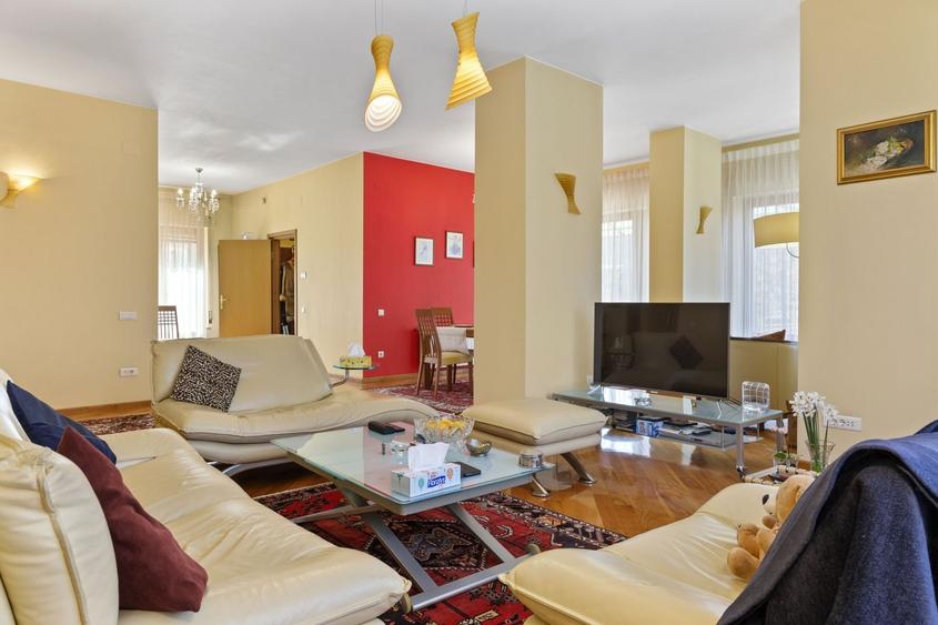 Apartament cu 8 camere semidecomandat, mobilat în Capitale