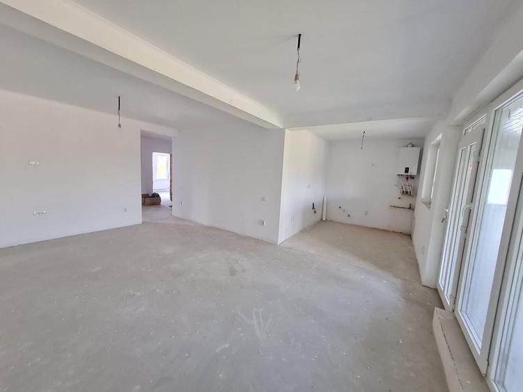 Duplex cu 4 camere cu Canalizare în Parța