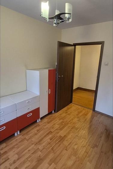 Apartament cu 3 camere semidecomandat în 1 Decembrie 1918