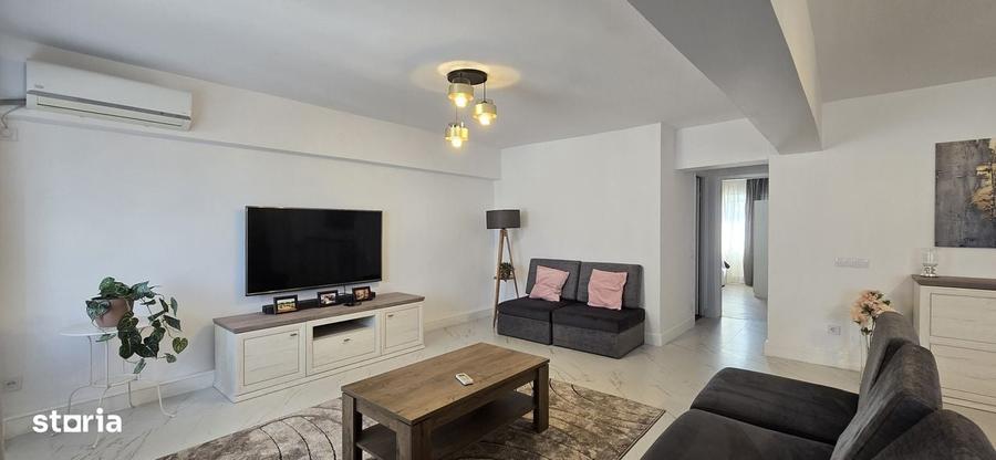 Apartament cu 3 camere în Apărătorii Patriei