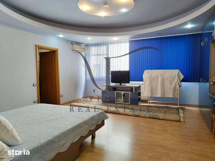 Casă cu 8 camere cu Teren 445 Mp în Primăverii