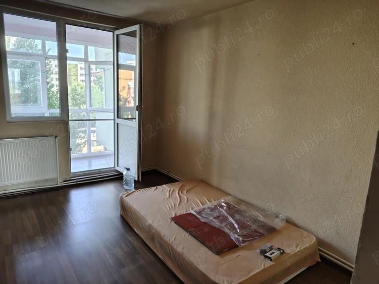 Apartament cu 3 camere semidecomandat în Berceni
