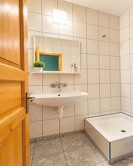 Apartament cu 3 camere semidecomandat, mobilat în Poiana Brașov