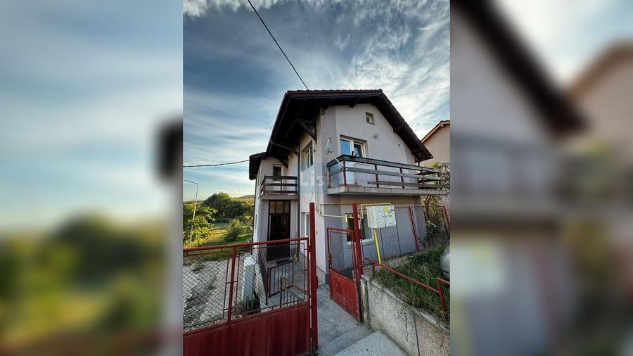Casă cu 4 camere cu Canalizare în Iris