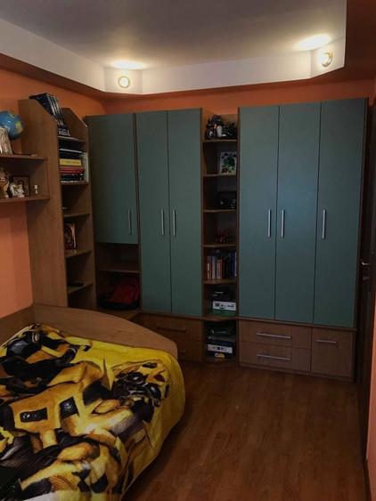 Apartament cu 3 camere semidecomandat în Rogerius