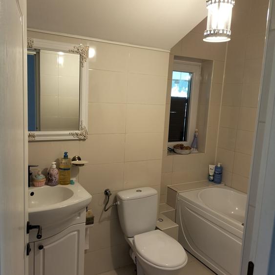 Apartament cu 4 camere decomandat în Florești