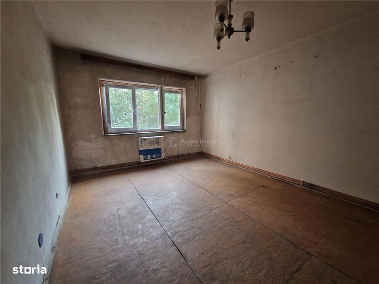 Apartament cu 4 camere decomandat în Rovine
