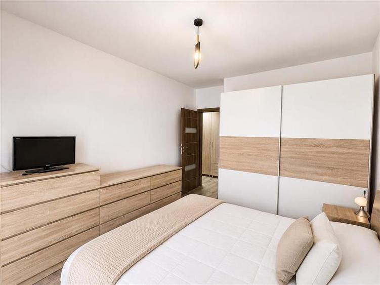 Apartament cu 2 camere decomandat, mobilat în Tractorul