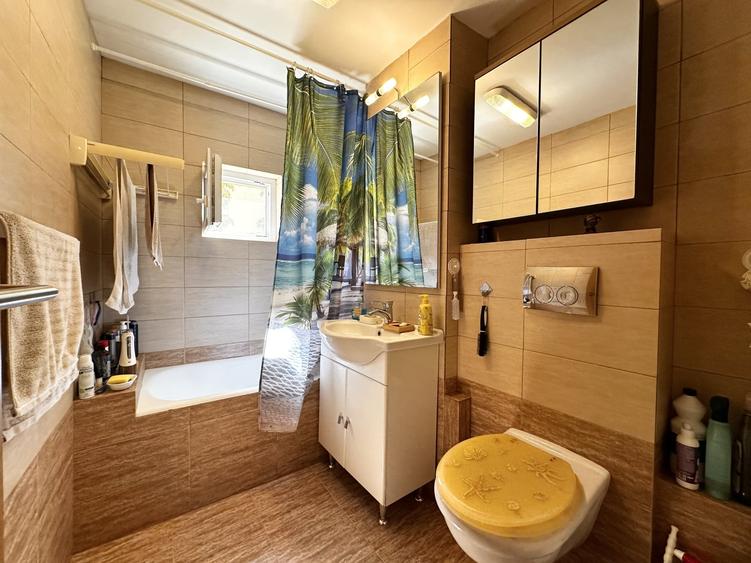 Apartament cu 3 camere semidecomandat, mobilat în Dâmbovița