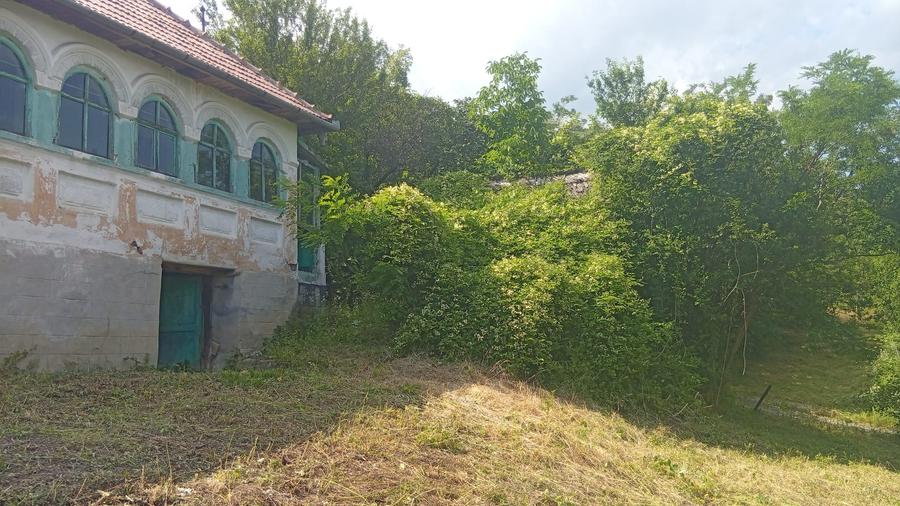 Casă individuală cu 5 camere cu Teren 9515 Mp în Șerbănești (Sălătrucel)