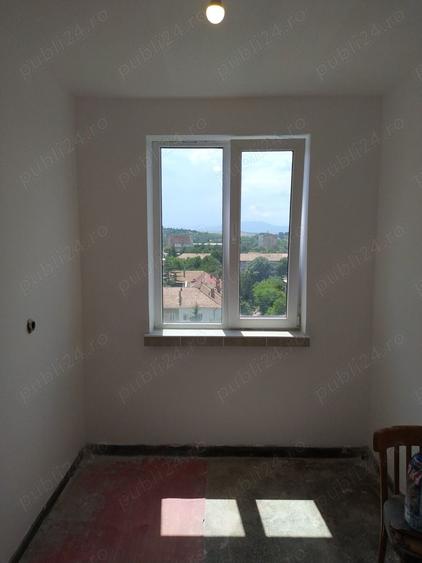 Apartament cu 3 camere decomandat în Onești