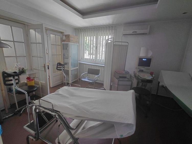 Apartament cu 3 camere semidecomandat în P-ța Victoriei