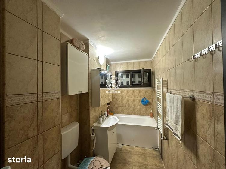 Apartament cu 3 camere semidecomandat în Podu Roș