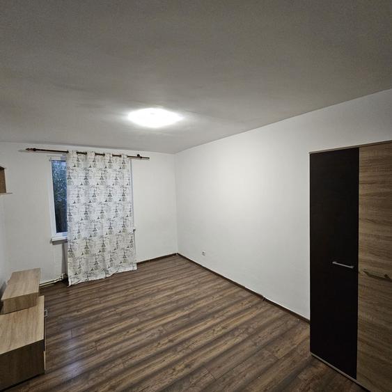 Garsonieră decomandată în Văleni