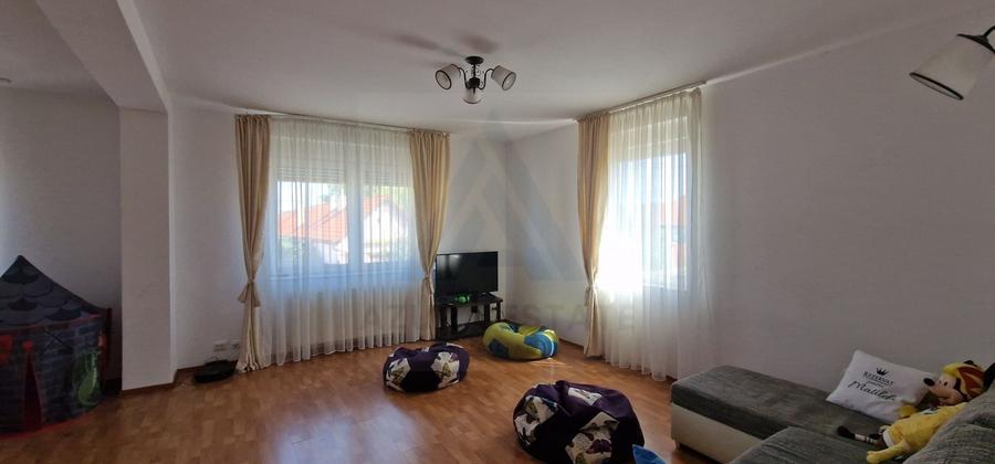 Casă individuală cu 8 camere cu Canalizare în Șura Mică
