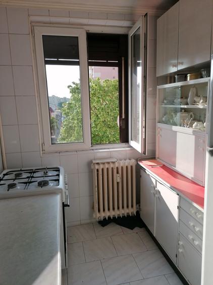 Apartament cu 3 camere semidecomandat în Obor